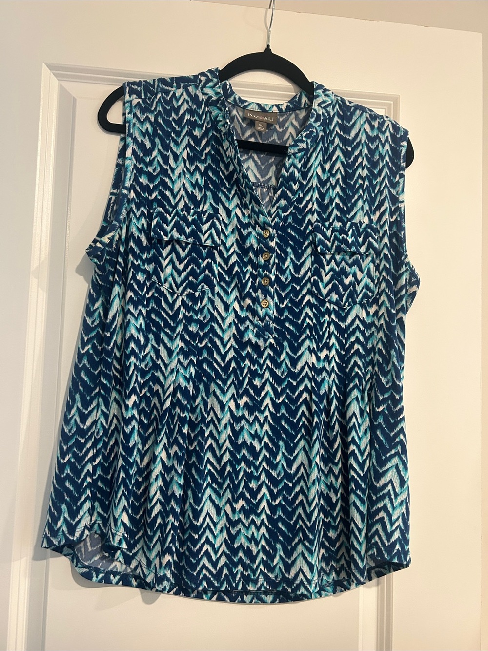 Roz & Ali Sleeveless Chevron Print V-Neck Top in Teal and Navy